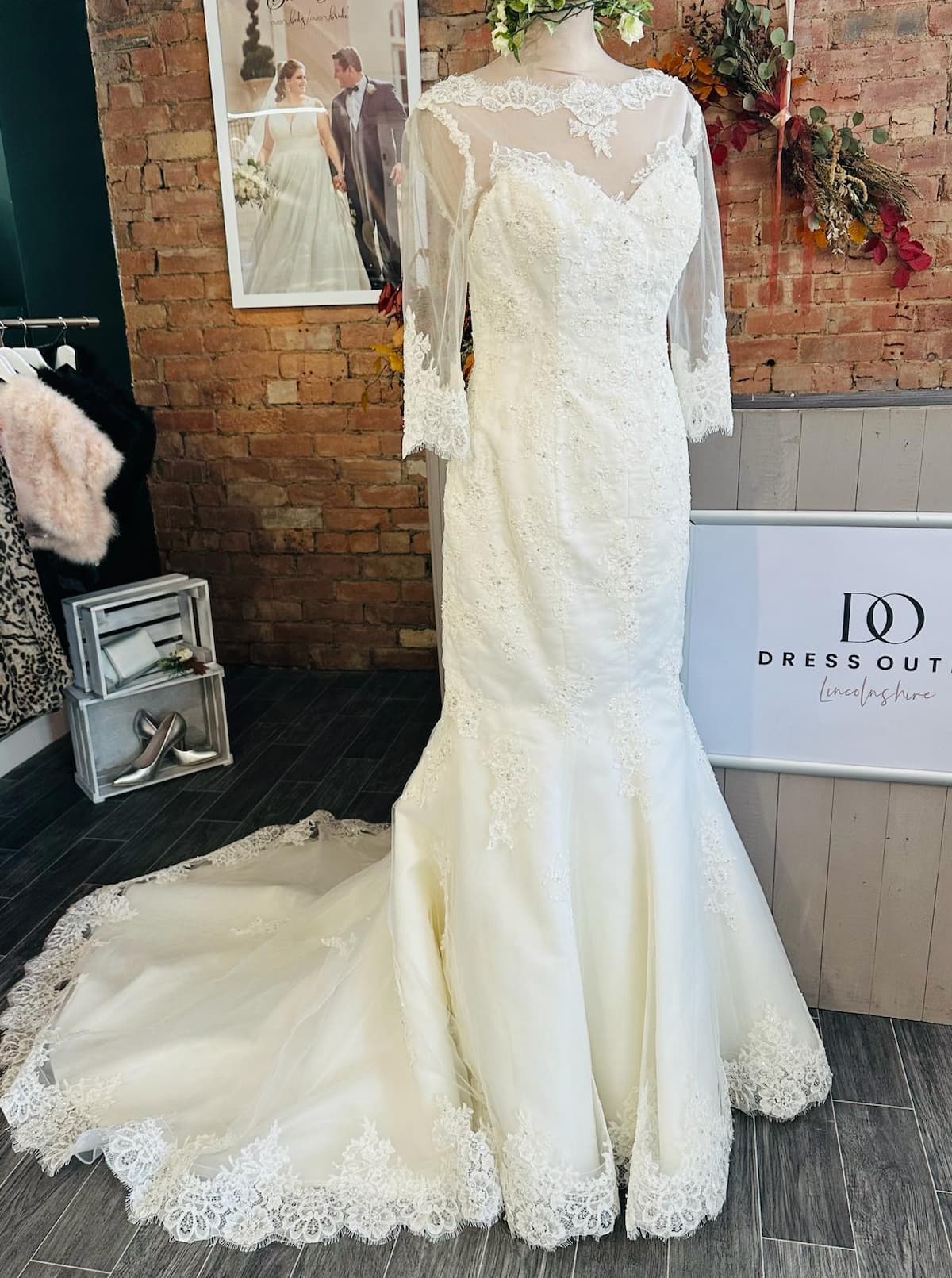 Amanda Wyatt Winter Bridal Gown – Dress Outlet Lincolnshire
